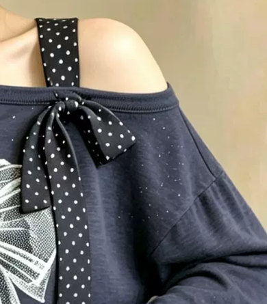 「兩色」M-2XL 露肩蝴蝶結印花長袖T恤