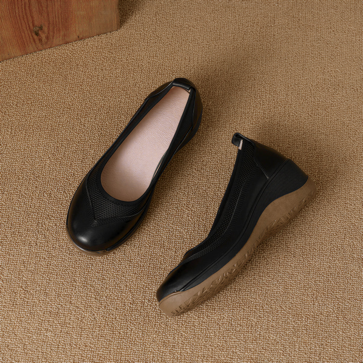 「兩色」柔軟牛皮 輕坡跟5.5cm 防滑底 女款套穿淺口單鞋