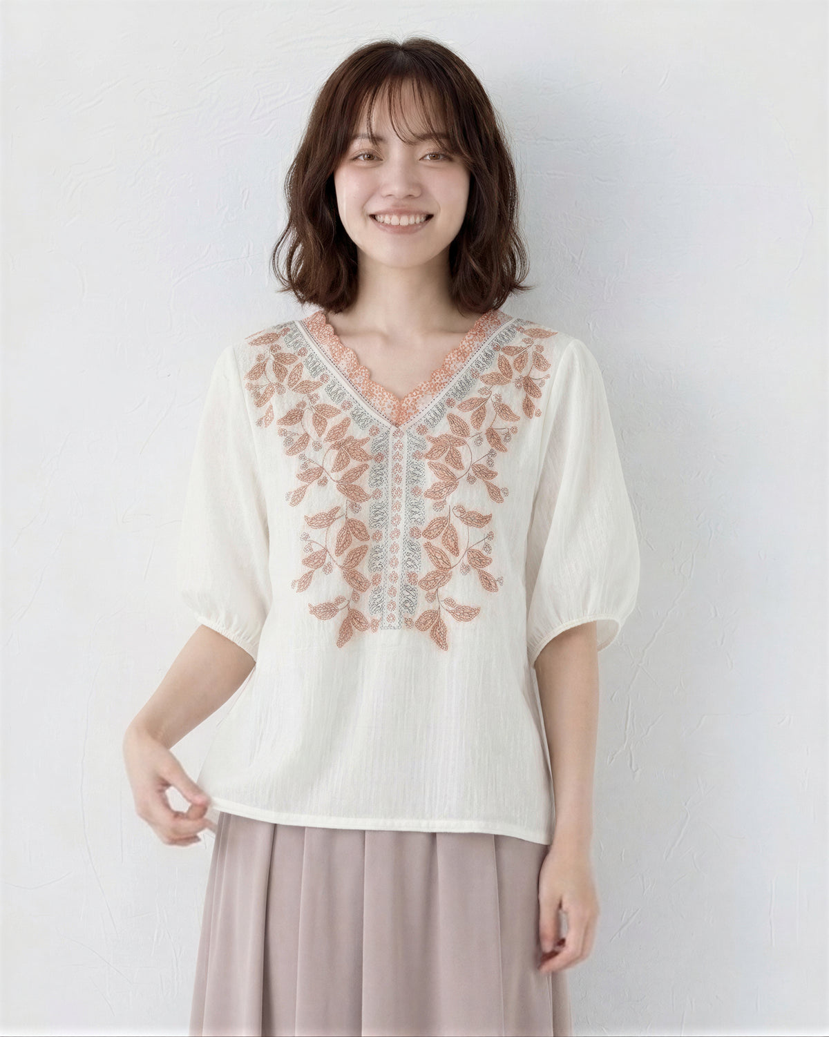 M-2XL 白色V領 | 刺繡泡泡袖T恤