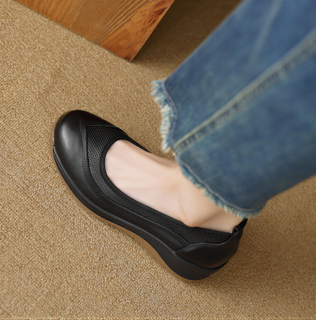 「兩色」柔軟牛皮 輕坡跟5.5cm 防滑底 女款套穿淺口單鞋
