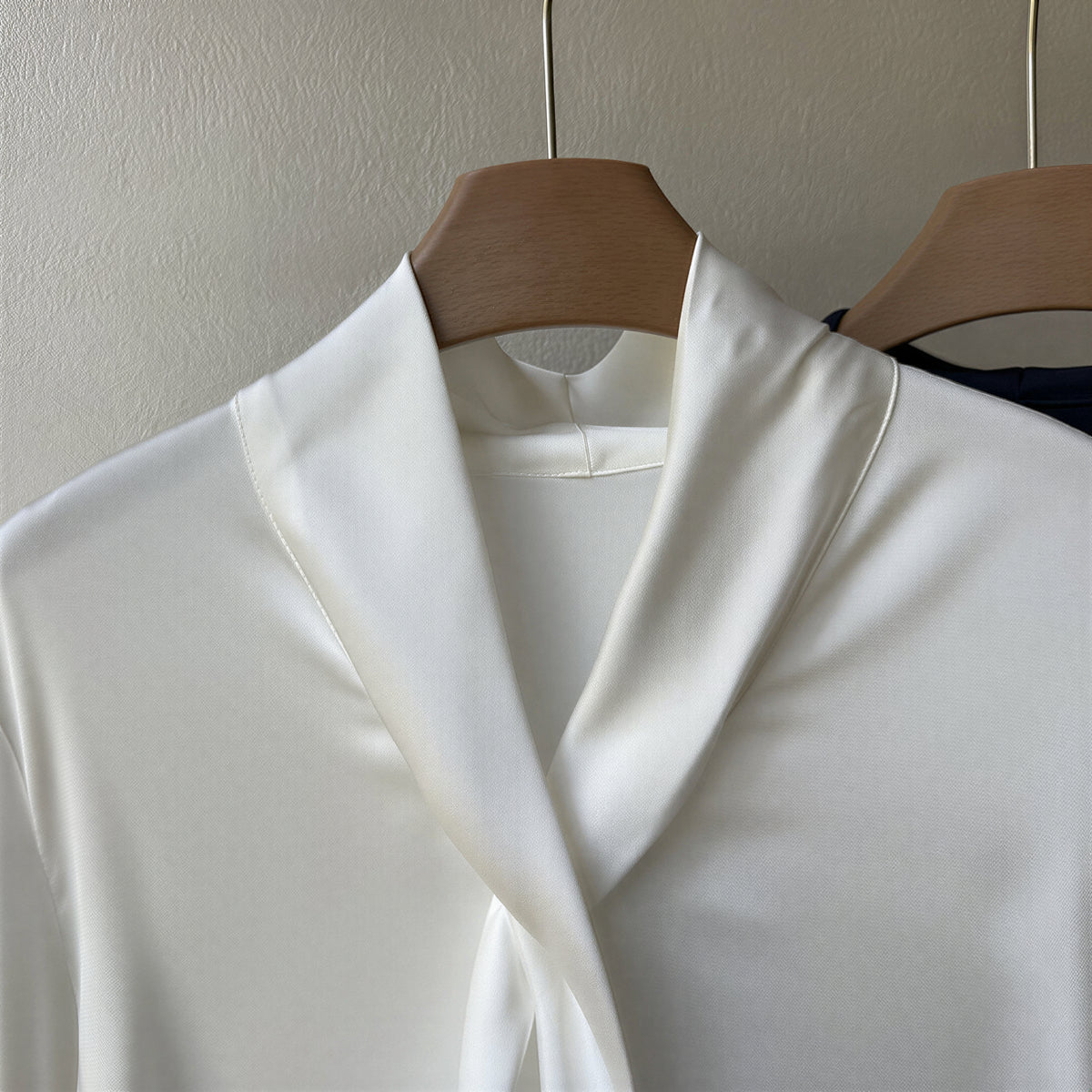 「秋季新品 」「兩色」 M-L  飄帶領垂墜感 | 優雅通勤風寬袖長袖襯衫