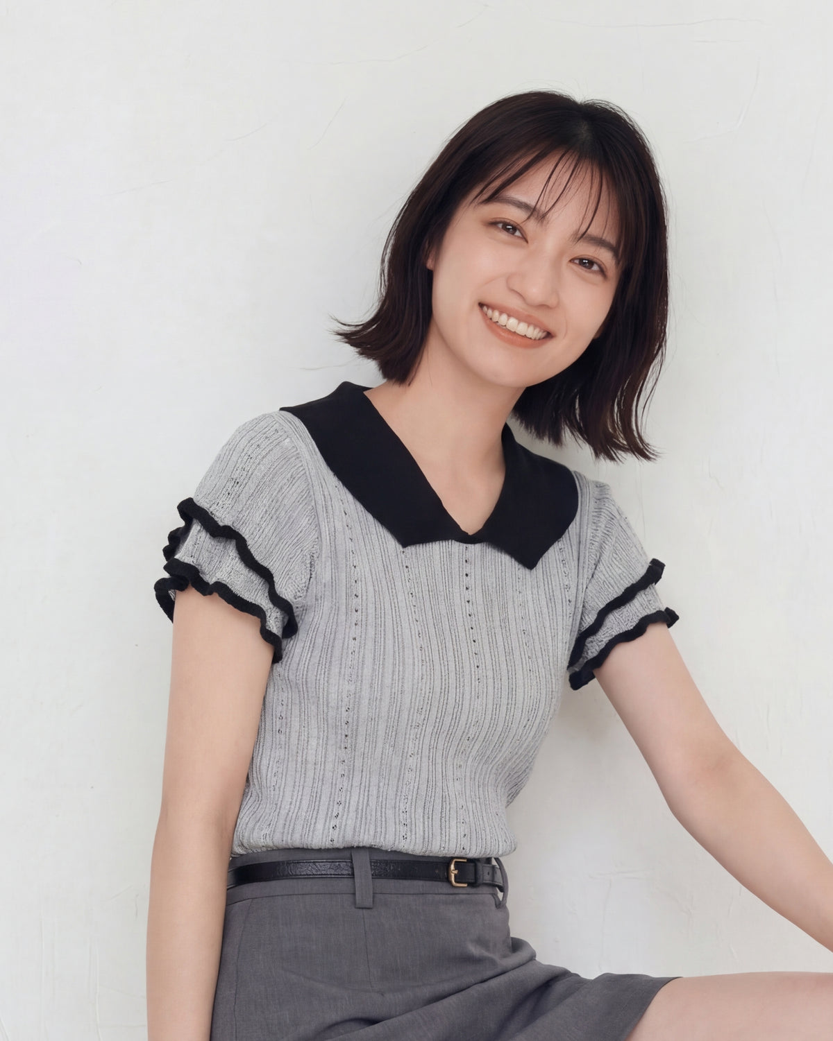 撞色V領木耳邊短袖針織上衣