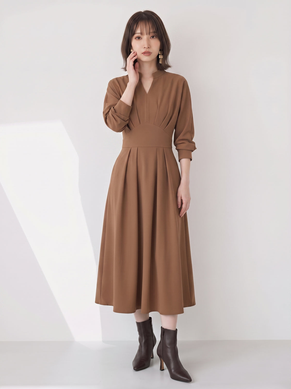 「兩色」「秋季新品 」 M-XL 收腰V領褶襉洋裝