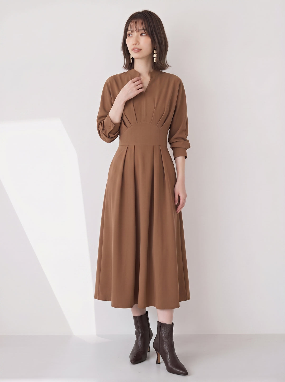 「兩色」「秋季新品 」 M-XL 收腰V領褶襉洋裝