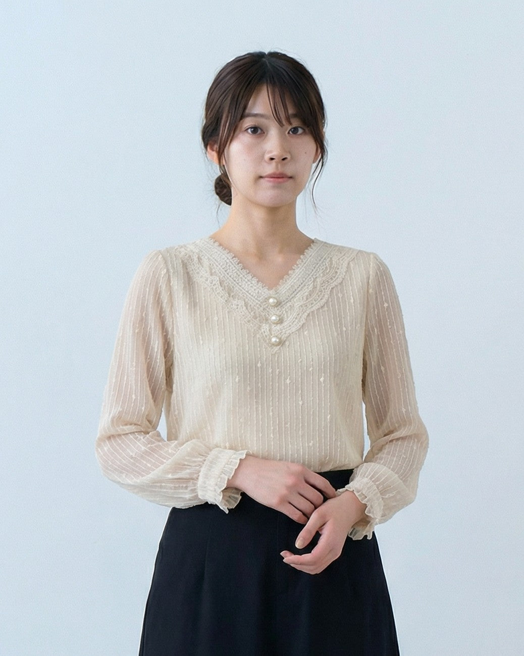 蕾絲V領 珍珠扣 直紋雪紡上衣-淺米色-3XL